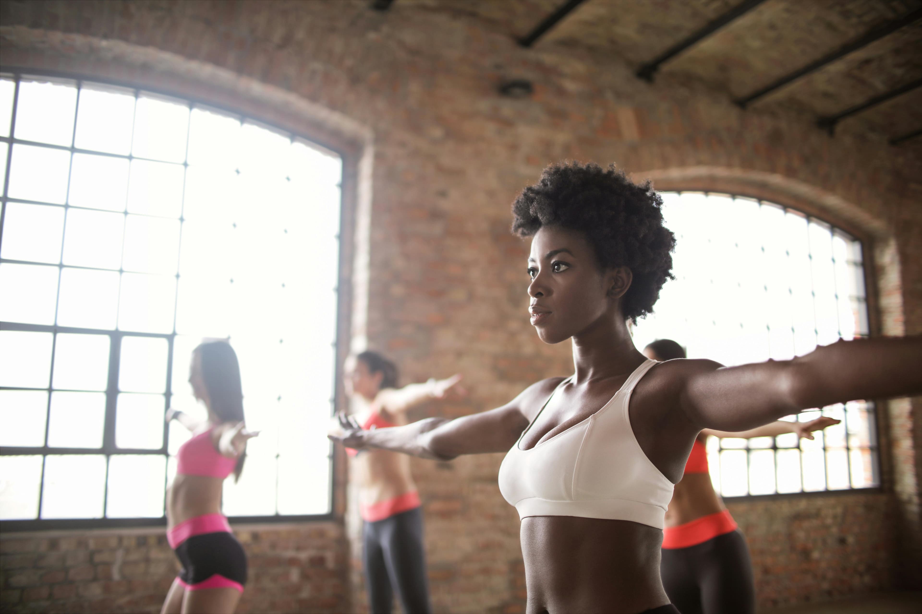 A focused woman in a yoga class, representing the importance of targeted content and audience alignment in product landing page optimization for fitness and lifestyle brands.