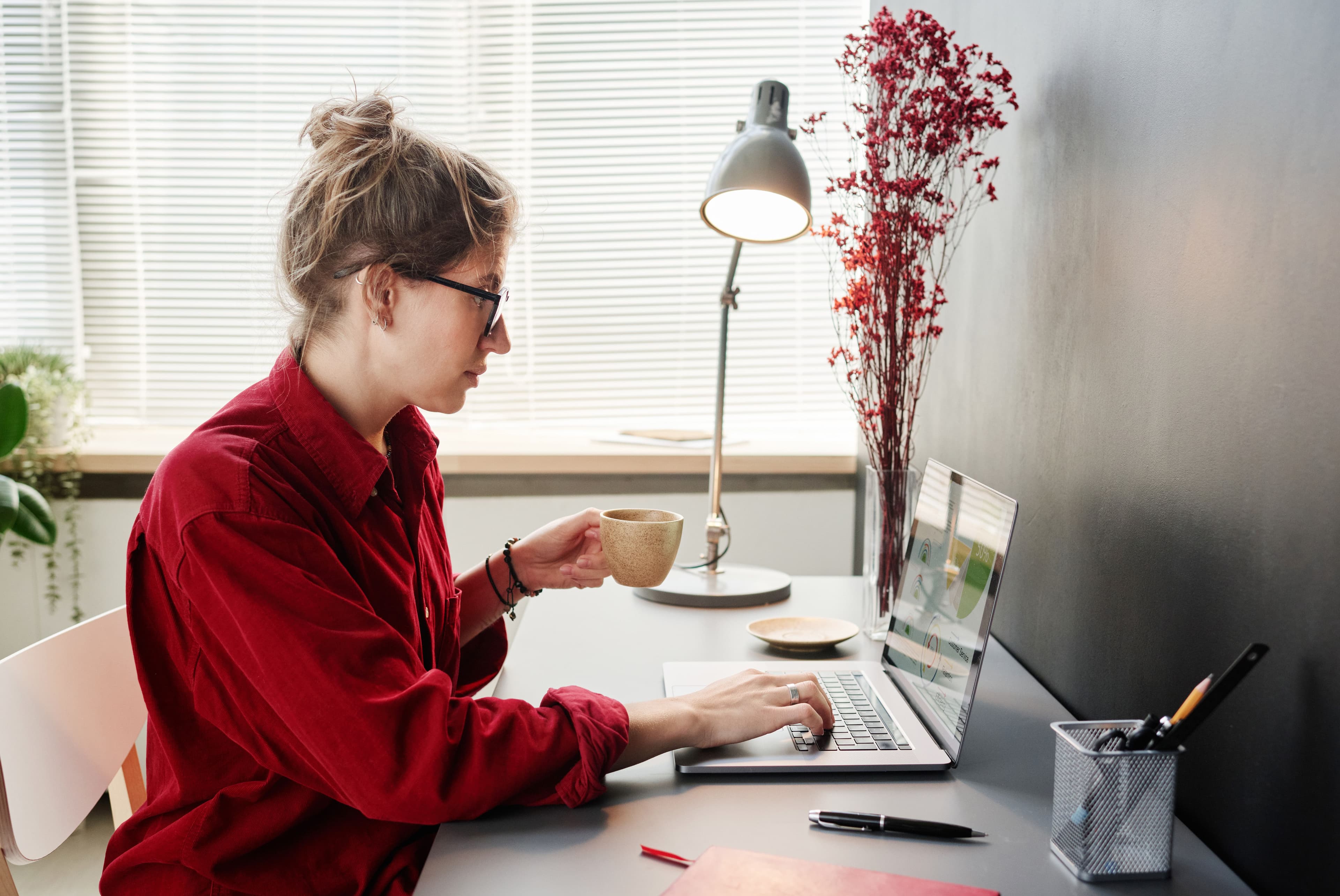 Businesswoman Working On A Laptop 1344319